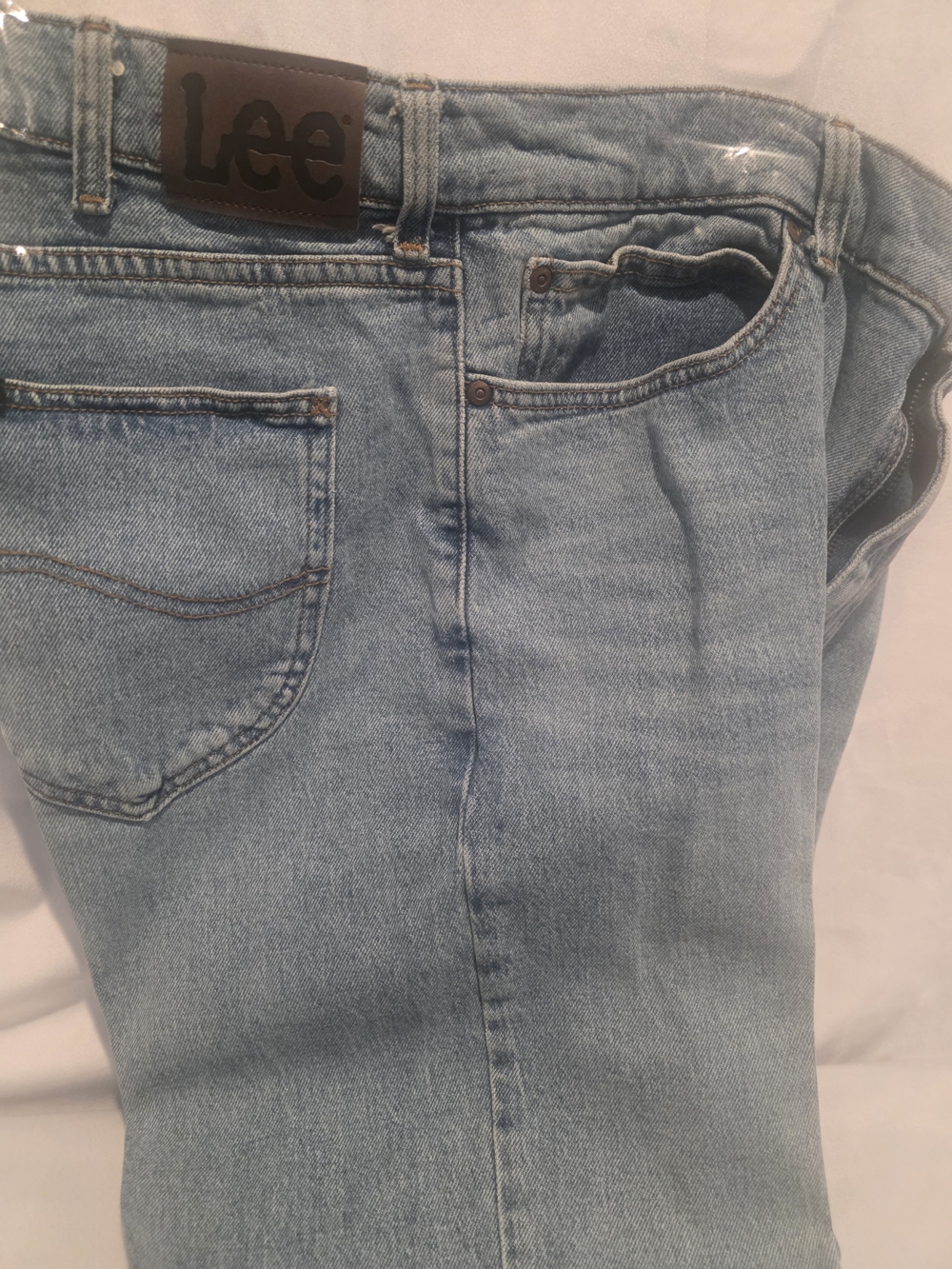 Lee Men’s Light Wash Relaxed Fit Jeans - Picture 5 of 6